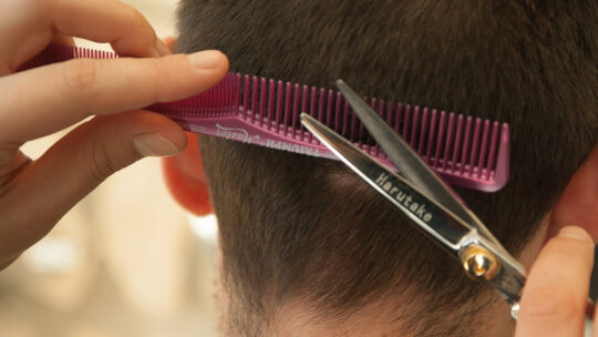 Ciseaux premium : investissement judicieux pour les coiffeurs professionnels