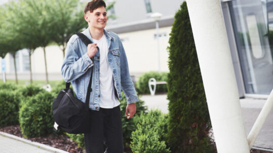 Les tendances incontournables pour les ados garçons à la rentrée scolaire 2025