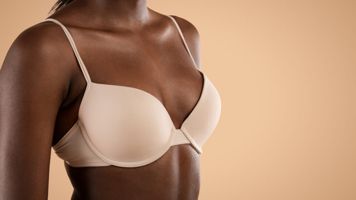 Comment porter un soutien-gorge sans couture pour petit tour de dos sous vos vêtements