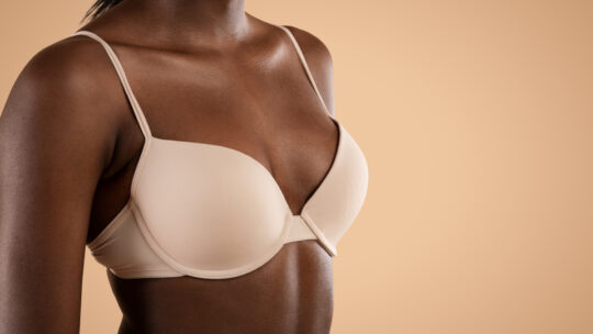 Comment porter un soutien-gorge sans couture pour petit tour de dos sous vos vêtements