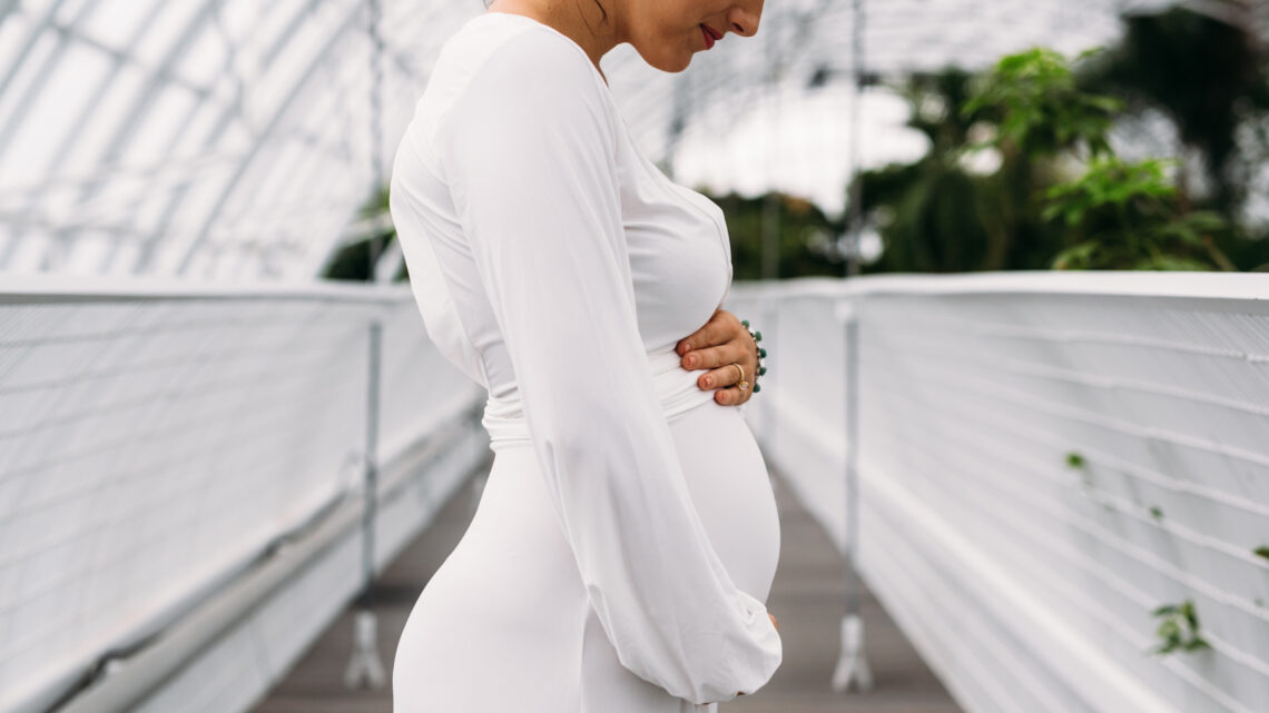 Découvrez le cache cœur, maternité technique & élégante qui transforme votre garde-robe