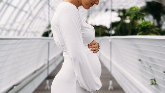 Découvrez le cache cœur, maternité technique & élégante qui transforme votre garde-robe