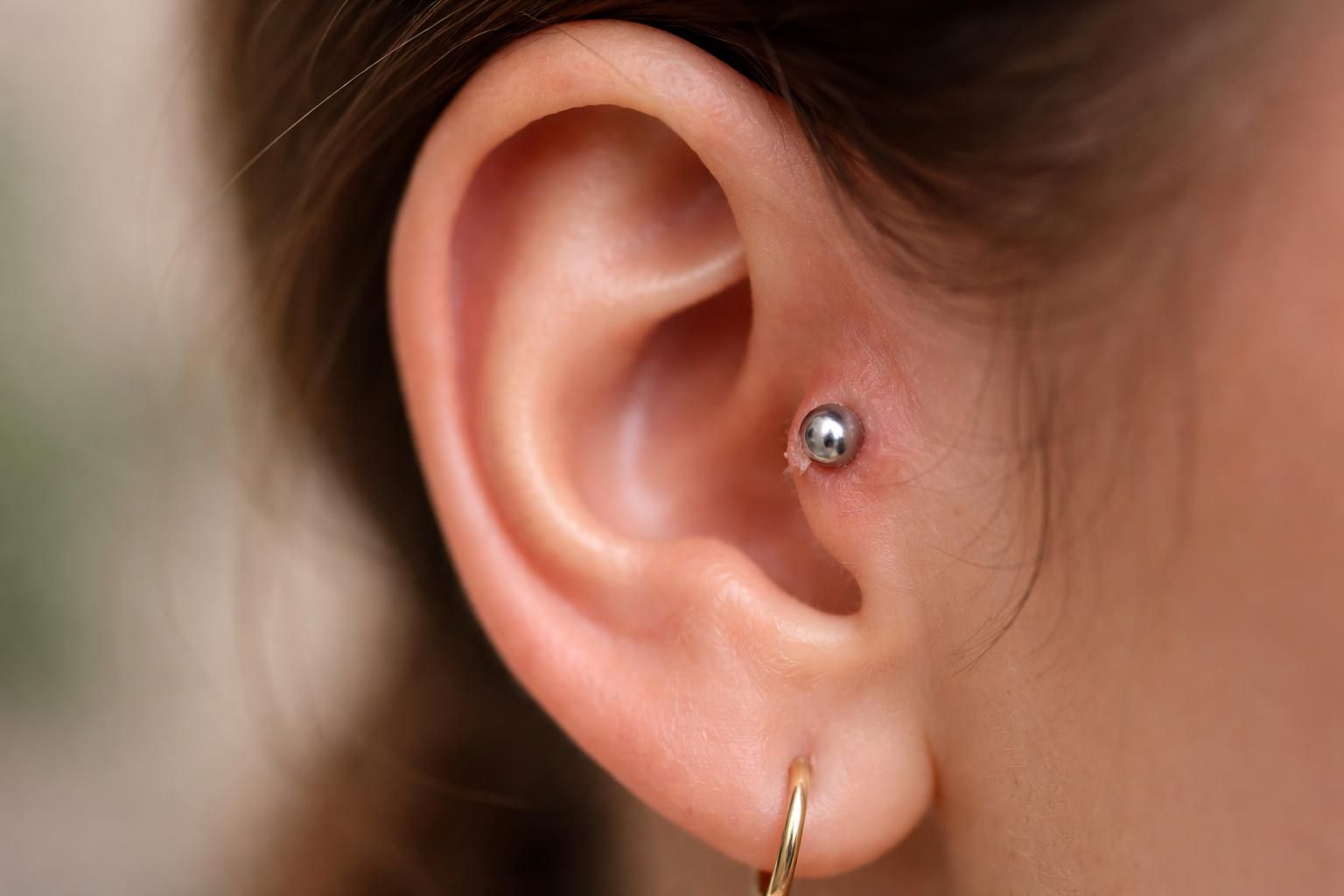 découvrez tout sur le piercing au tragus : douleurs courantes, conseils pour une cicatrisation rapide et soins essentiels pour un piercing réussi.