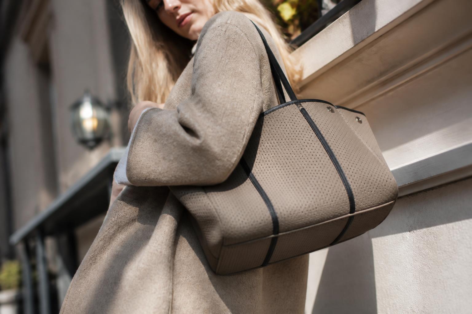 découvrez le sac en néoprène léger, la tendance incontournable de la saison alliant style, confort et praticité pour toutes vos occasions.