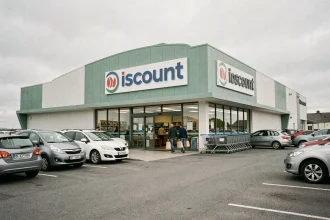 Façade extérieure du magasin Dancharia avec parking et clients en train d'entrer